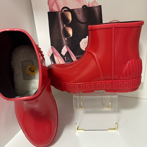 New Ugg without box  the Drizlita Waterproof Rain kid Bootie  
Waterproof size 3